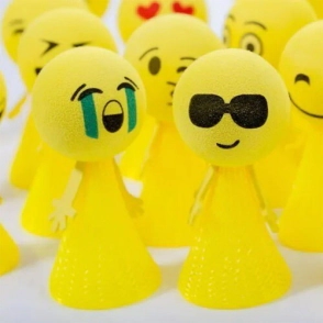 JUMPING EMOJI AMARILLO