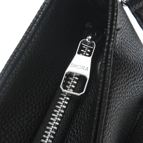 CARTERA SOHO SKORA 32x21x10 CM NEGRA